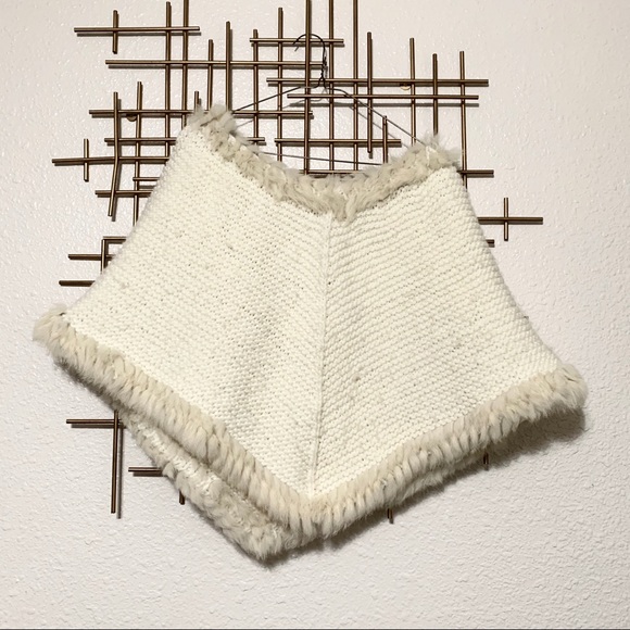 Georgiou Crochet Poncho w/ Fur Trim - Picture 1 of 4